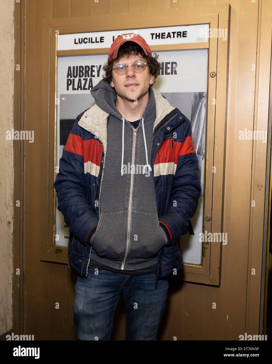 New York, USA. 31 ottobre 2023. Jesse Eisenberg partecipa alla serata di apertura di "Danny and the Deep Blue Sea" al Lucille Lortel Theater di New York, New York, il 13 novembre 2023. (Foto di Gabriele Holtermann/Sipa USA) credito: SIPA USA/Alamy Live News Foto Stock