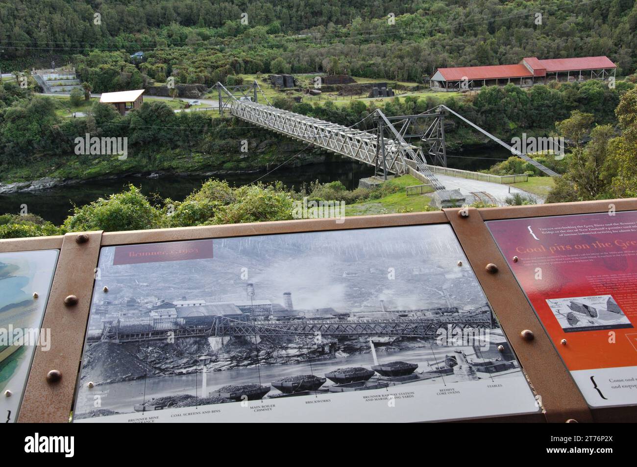 Segnaletica informativa presso la storica miniera di Brunner, Westland, nuova Zelanda Foto Stock