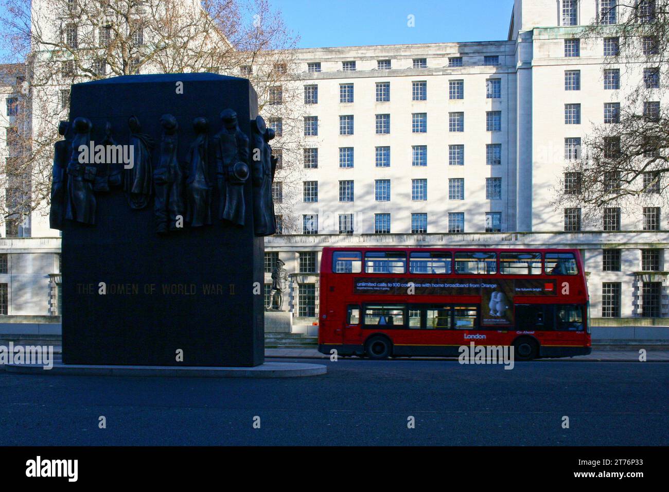 Il Monumento alle donne della seconda guerra mondiale è un memoriale di guerra nazionale britannico situato a Whitehall a Londra, a nord del cenotafio. Era scu Foto Stock