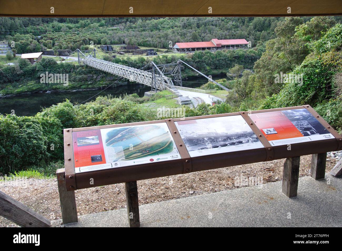 Segnaletica informativa presso la storica miniera di Brunner, Westland, nuova Zelanda Foto Stock