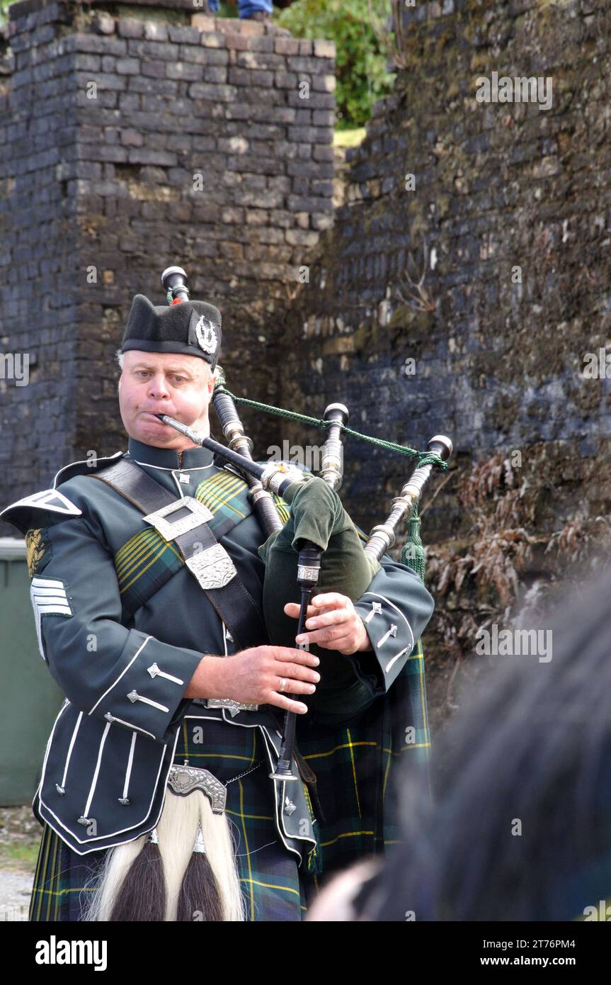 Bagpiper che gioca al 150th Westland Anniversary Celebrations al Brunner Industrial Mine Site, 2010, West Coast, South Island, nuova Zelanda Foto Stock