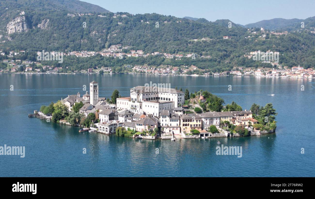 Una splendida vista aerea dell'Isola di San Giulio a Orta San Giulio, Piemonte, Italia Foto Stock