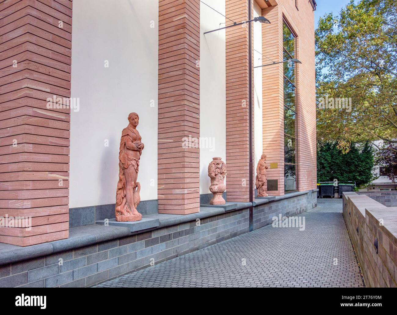 Dettagli architettonici che includono alcune sculture storiche viste a Francoforte sul meno, una città nello stato tedesco dell'Assia Foto Stock