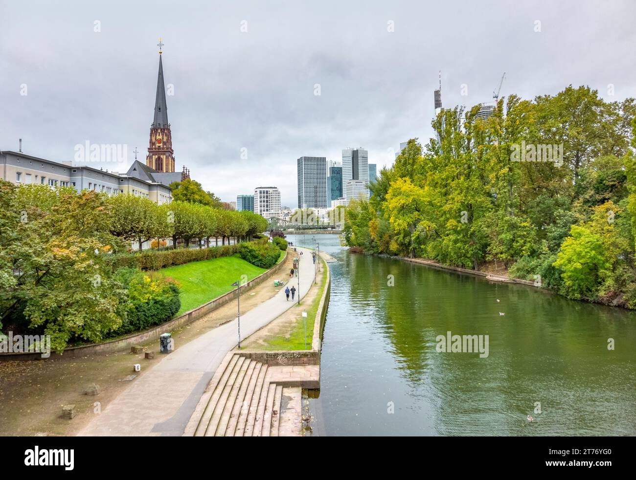 Impressione ripariale di Francoforte sul meno, una città nello stato tedesco dell'Assia Foto Stock