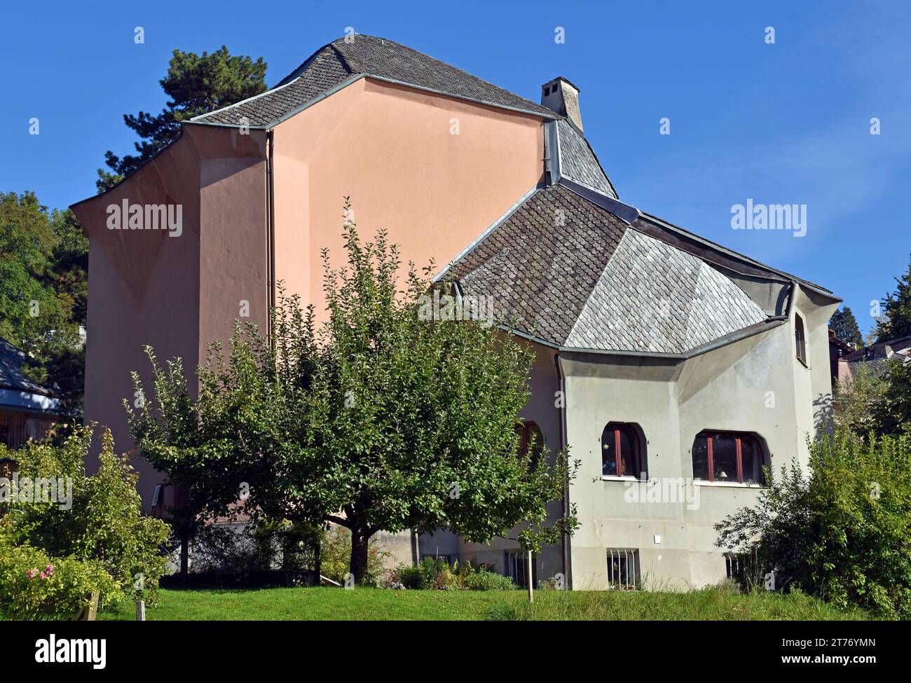 Case e piccoli condomini nel bosco intorno al Goetheanum, con alcune delle caratteristiche dell'edificio principale, anche se più recente Foto Stock