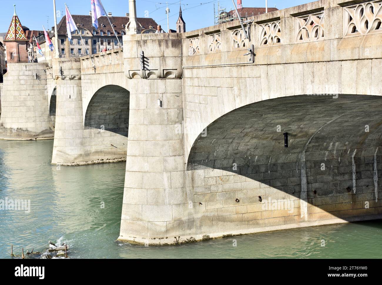 Il Mittlere Brücke, a Basilea, in Svizzera, sul più antico sito esistente di ponti sul Reno, tra il lago di Costanza e il Mare del Nord Foto Stock