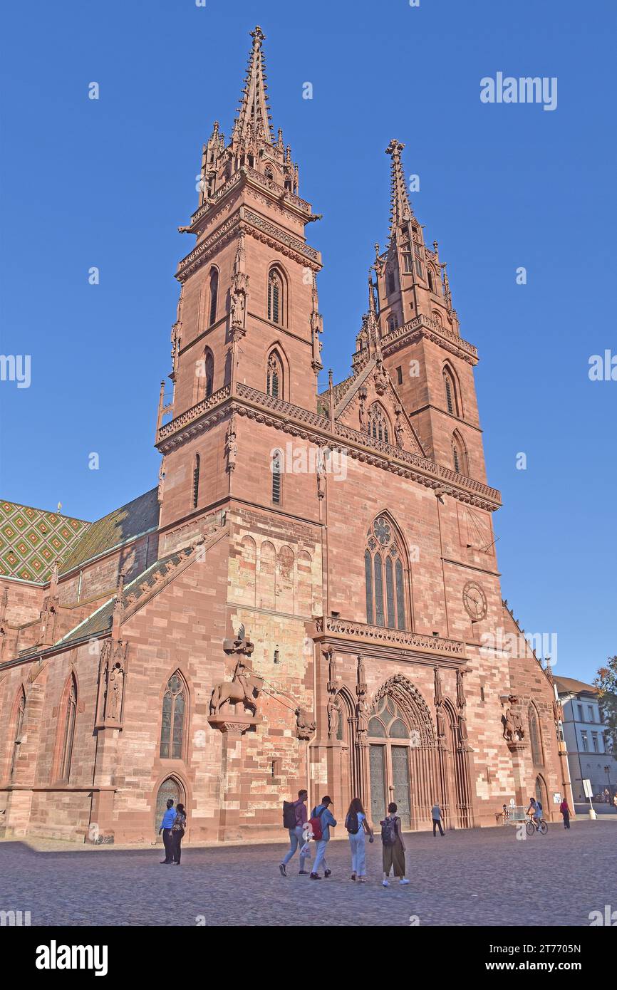 Basilea Münster, cattedrale, ora chiesa protestante riformata. L'edificio originale è stato costruito nel 1019-1500 in stile romanico e gotico in arenaria rossa Foto Stock
