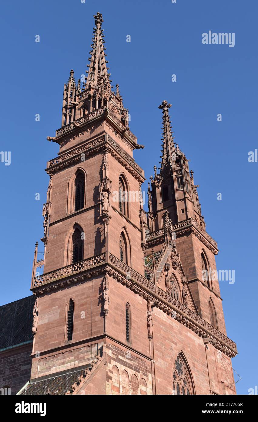 Basilea Münster, cattedrale, ora chiesa protestante riformata. L'edificio originale è stato costruito nel 1019-1500 in stile romanico e gotico in arenaria rossa Foto Stock