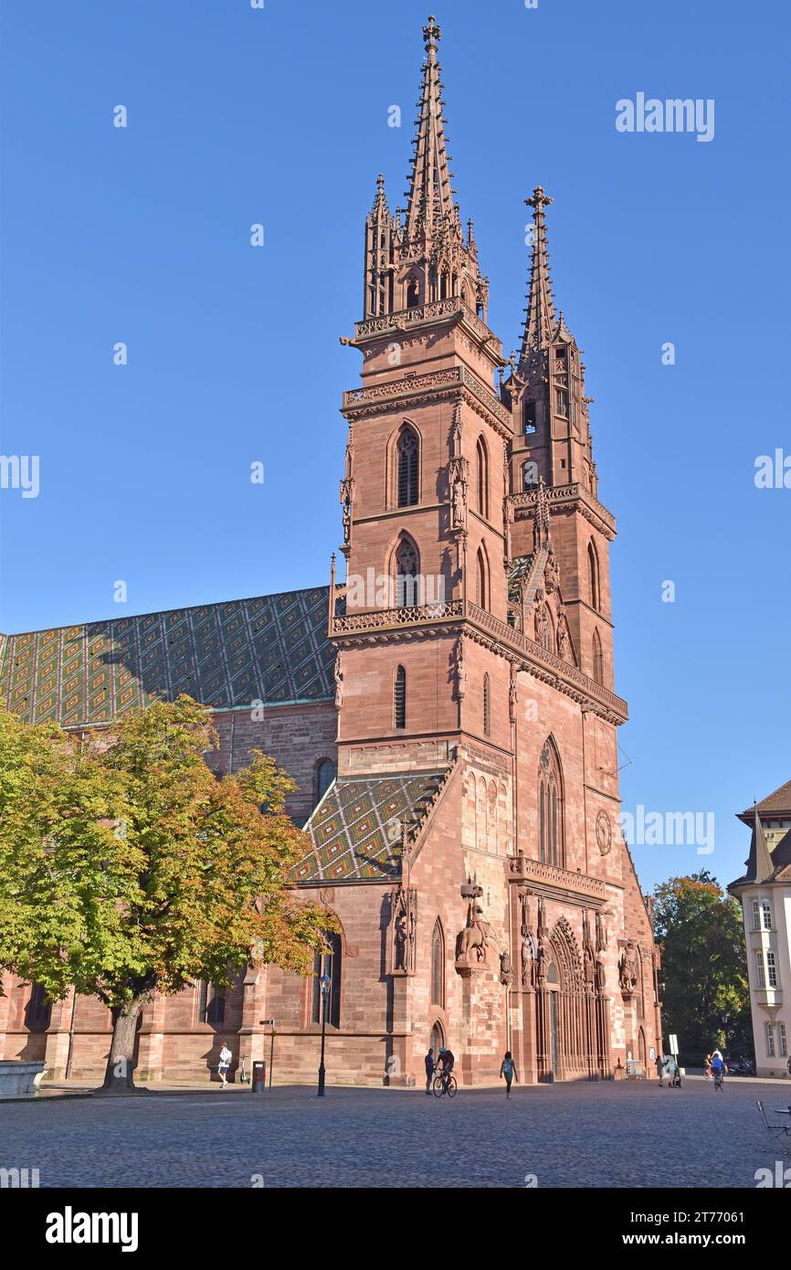 Basilea Münster, cattedrale, ora chiesa protestante riformata. L'edificio originale è stato costruito nel 1019-1500 in stile romanico e gotico in arenaria rossa Foto Stock