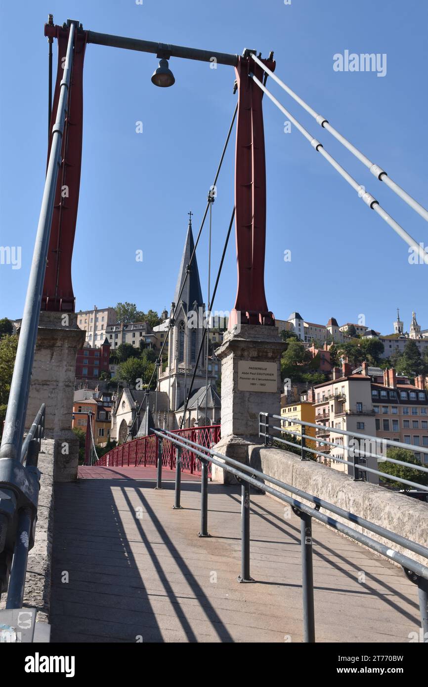 La chiesa di San Giorgio incorniciata dai supporti in ferro e pietra del ponte sospeso passerelle Paul-Couturier, o passerelle Saint-Georges Foto Stock