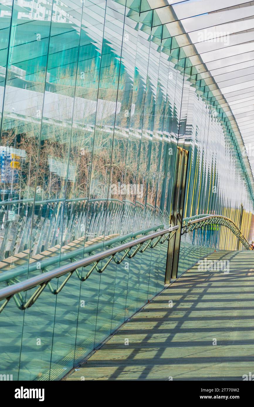 Riflessi lungo un lungo corridoio racchiuso da pareti di vetro a Melbourne in Victoria, Australia. Foto Stock