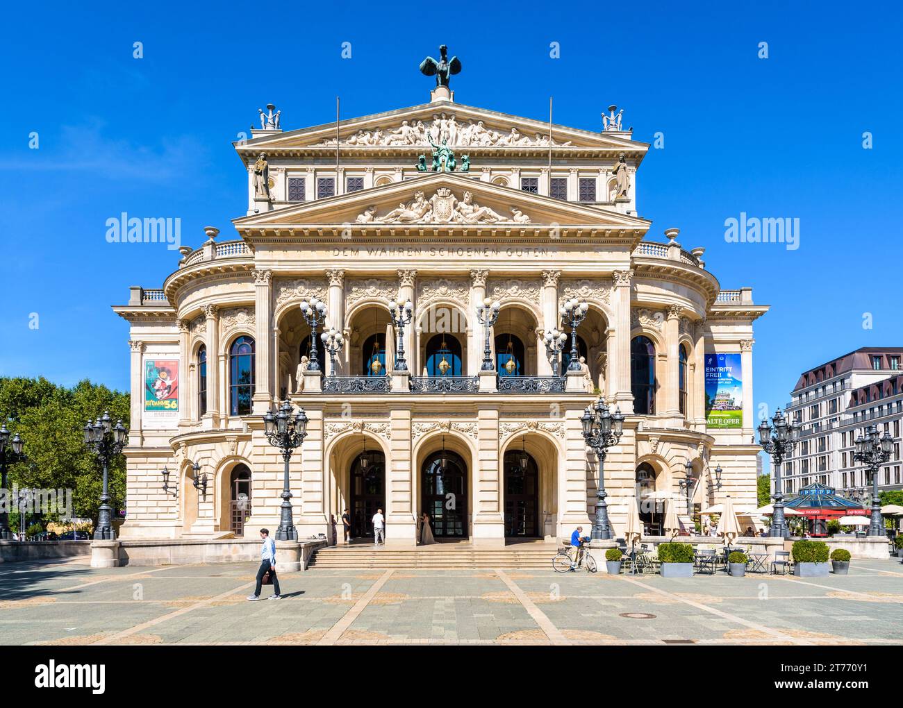 Vista frontale dell'alte Oper (Old Opera) a Francoforte sul meno, Germania, una sala da concerto in stile neoclassico progettata da Richard Lucae nel 1880. Foto Stock