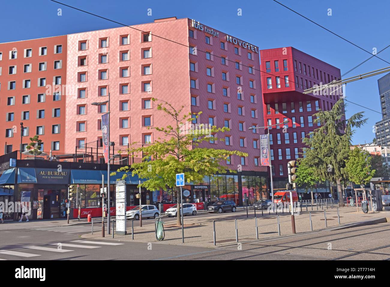 St Etienne, una città deindustrializzata che si reinventa, creando un'area commerciale e un centro di transito vicino alla straordinaria stazione ferroviaria SNCF, rinnovamento urbano Foto Stock