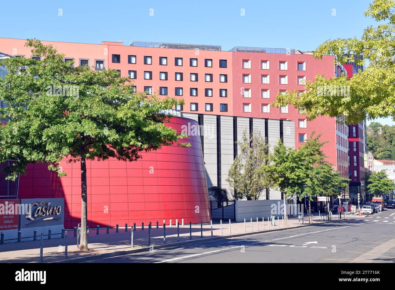 St Etienne, una città deindustrializzata che si reinventa, creando un'area commerciale e un centro di transito vicino alla straordinaria stazione ferroviaria SNCF, rinnovamento urbano Foto Stock
