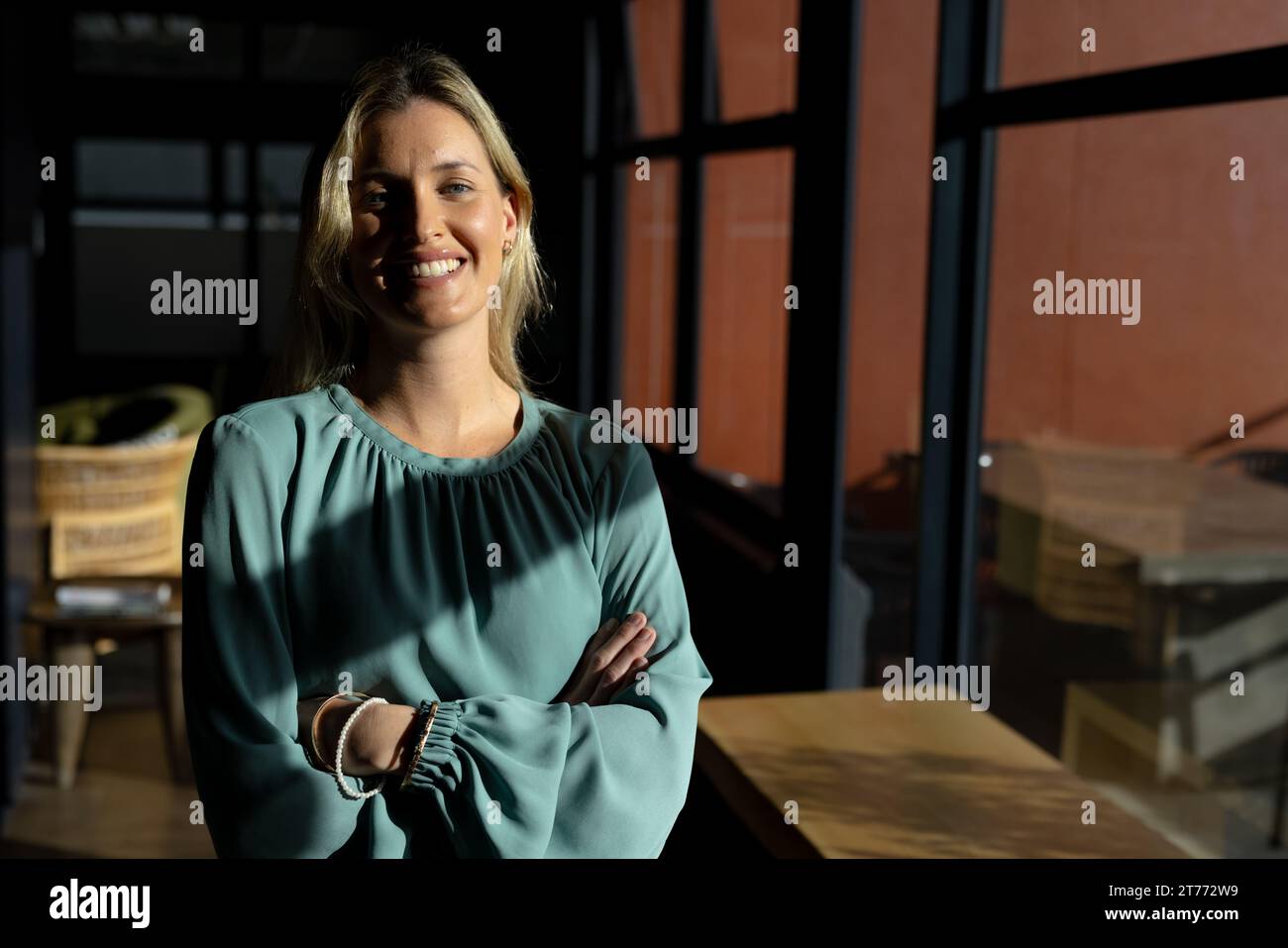 Ritratto di donna d'affari caucasica bionda sorridente al sole in ufficio, spazio fotocopie Foto Stock