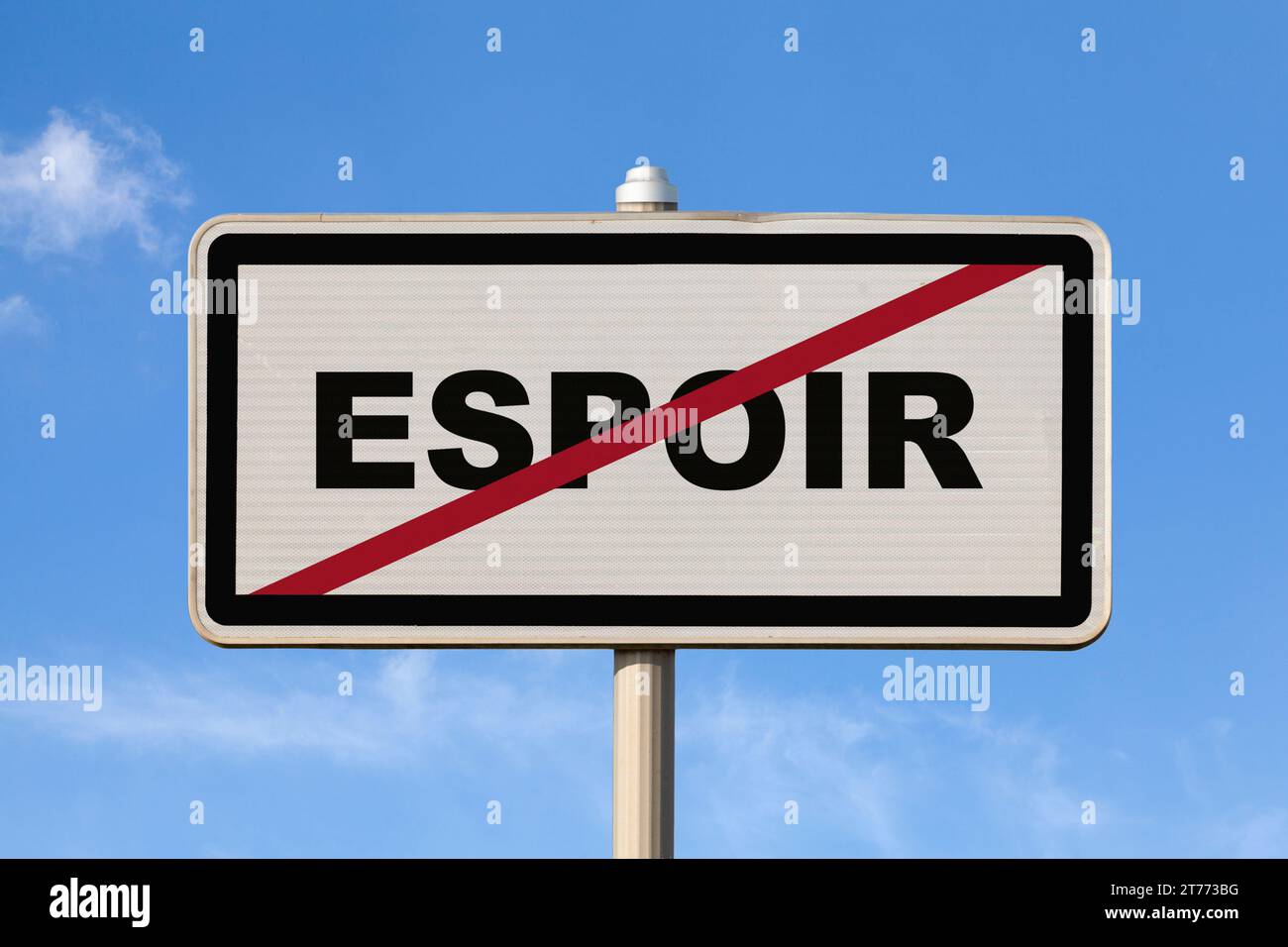 Un cartello francese per uscire dalla città contro un cielo blu con scritto al centro in francese "Espoir", che significa in inglese "speranza". Foto Stock
