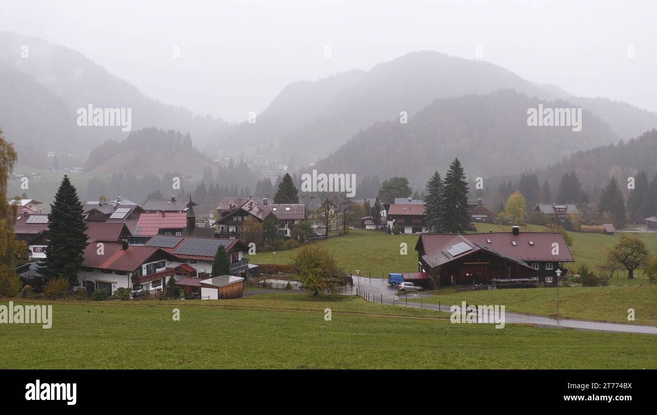 Hochwasseralarm a Süddeutschland. An den Alpen und im Schwarzwald sind in den vergangenen 48 Stunden teilweise deutlich über 100 Liter auf dem Quadratmeter gefallen. Hinzu kommt eine hohe Schneefallgrenze und Tauwetter bis in den höchsten Lagen der Alpen. Die Folge ist Hochwassergefahr an zahlreichen Bächen und Flüssen im Allgäu und Schwarzwald. BEI Oberstdorf gab es am Dienstagvormittag erste Überflutungen. Landwirtschaftliche Flächen und ein Radweg wurden überflutet. Die Iller und deren Nebenflüssen führen Hochwasser und können Meldestufe 1 erreichen, bis zum Mittwoch vielleicht sogar Melde Foto Stock