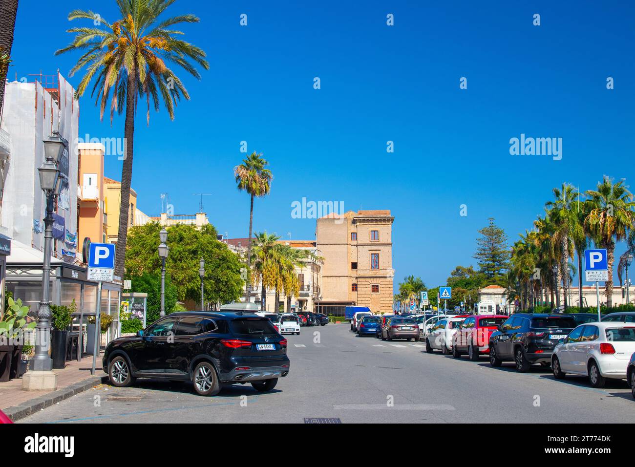 Milazzo, Sicilia, Italia - 3 ottobre 2023. La via Ammiraglio Luigi Rizzo costeggia il porto dei traghetti Liberty Lines. Sullo sfondo il municipio Foto Stock