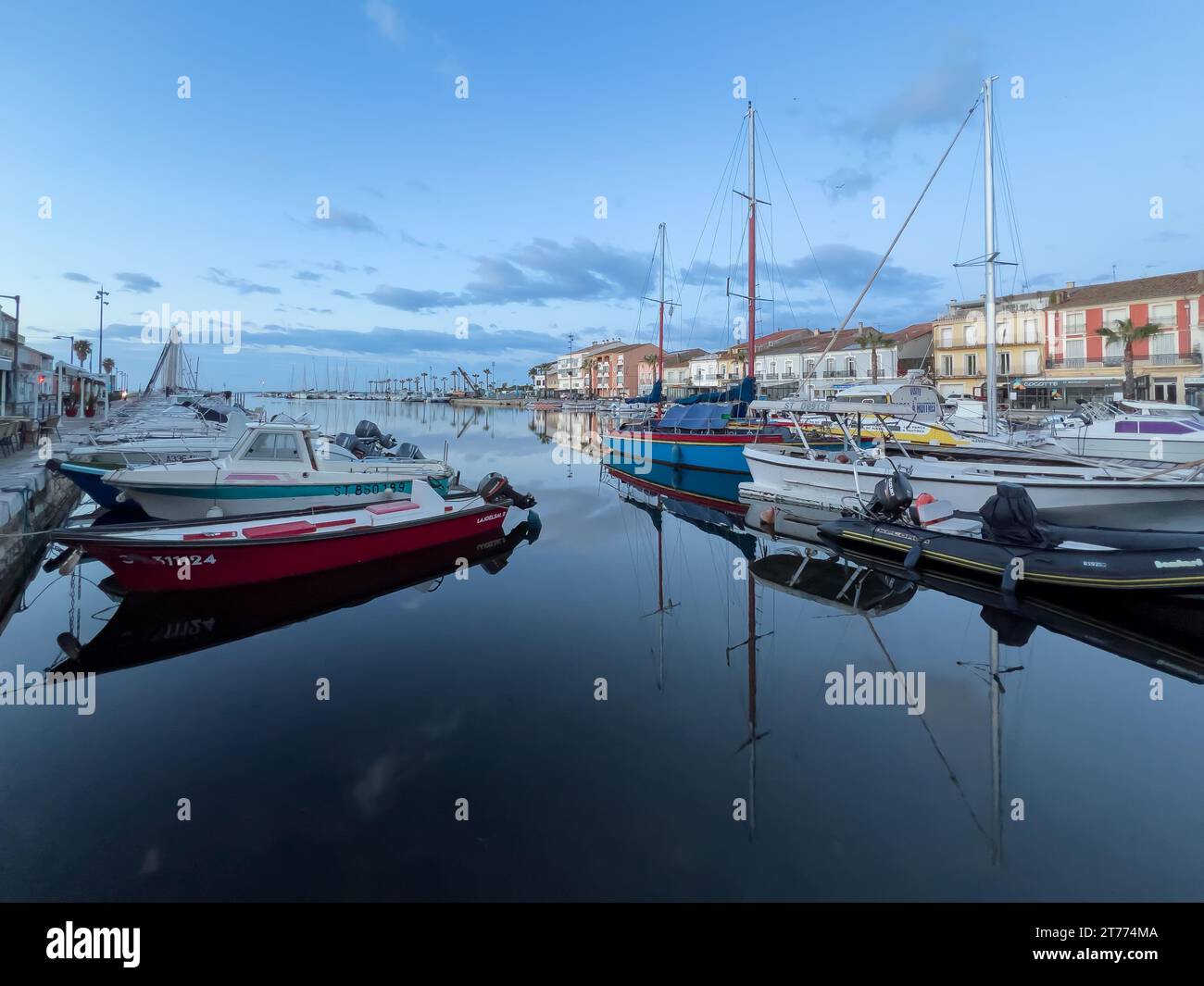 Vista panoramica del porto di Mèze all'alba, a Hérault, Occitanie, Francia Foto Stock