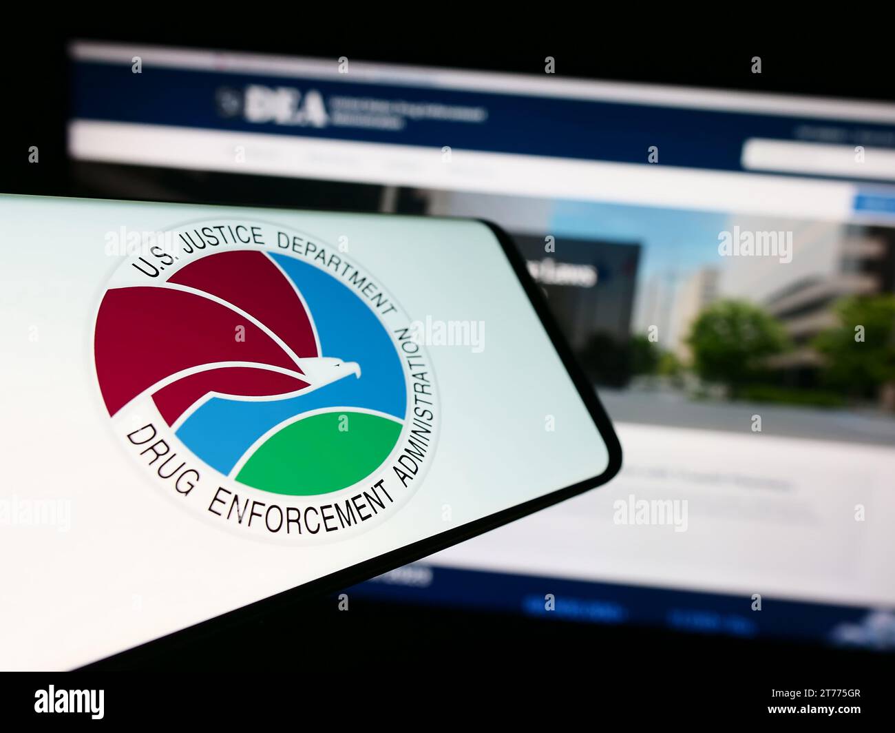 Smartphone con sigillo della United States Drug Enforcement Administration (DEA) davanti al sito Web. Concentrarsi sul centro del display del telefono. Foto Stock