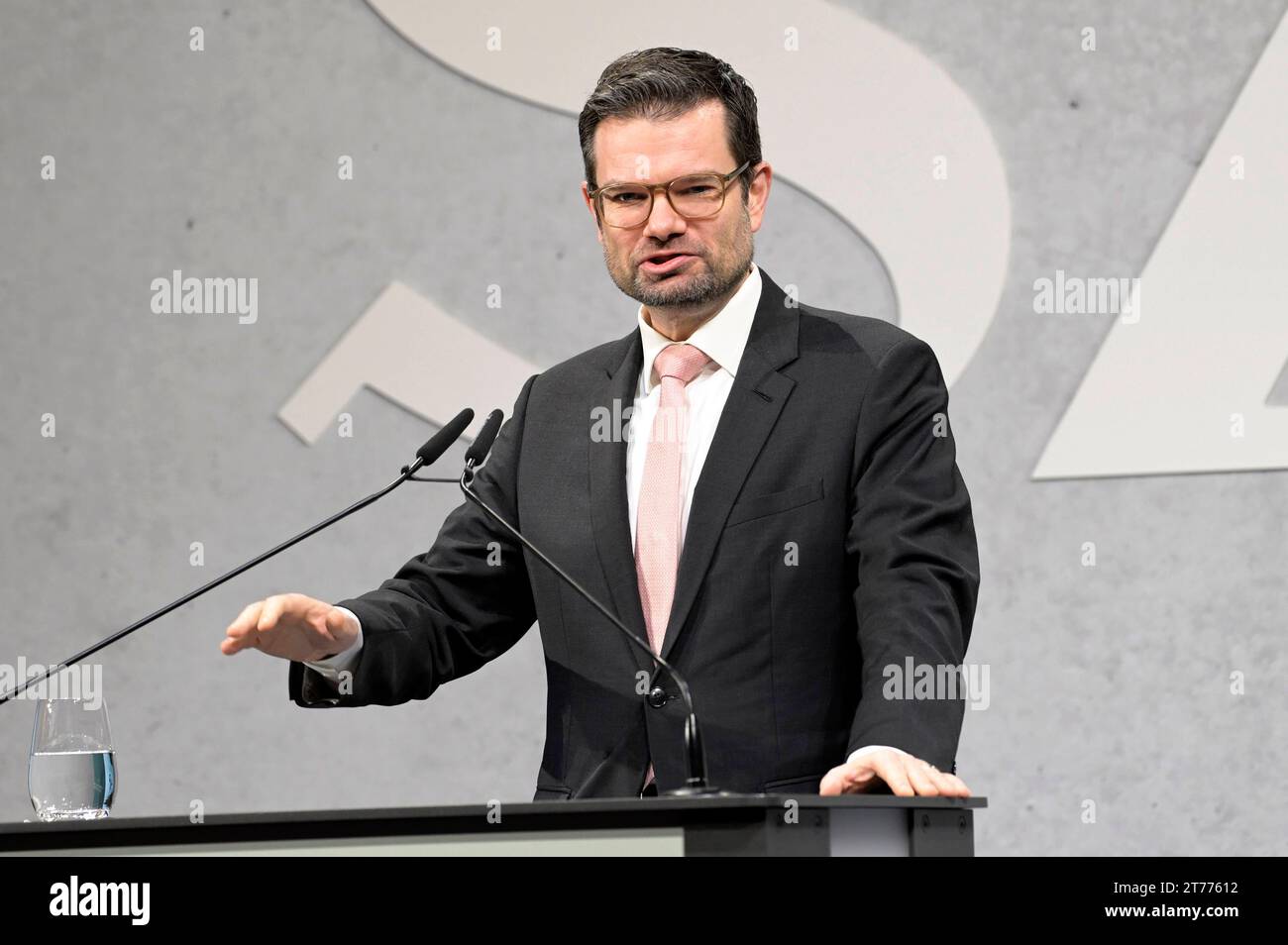 Marco Buschmann beim 17. Wirtschaftsgipfel der Süddeutschen Zeitung im Hotel Adlon. Berlino, 14.11.2023 *** Marco Buschmann al 17 Business Summit del Süddeutsche Zeitung all'Hotel Adlon Berlin, 14 11 2023 foto:XF.xKernx/xFuturexImagex buschmann 3109 credito: Imago/Alamy Live News Foto Stock