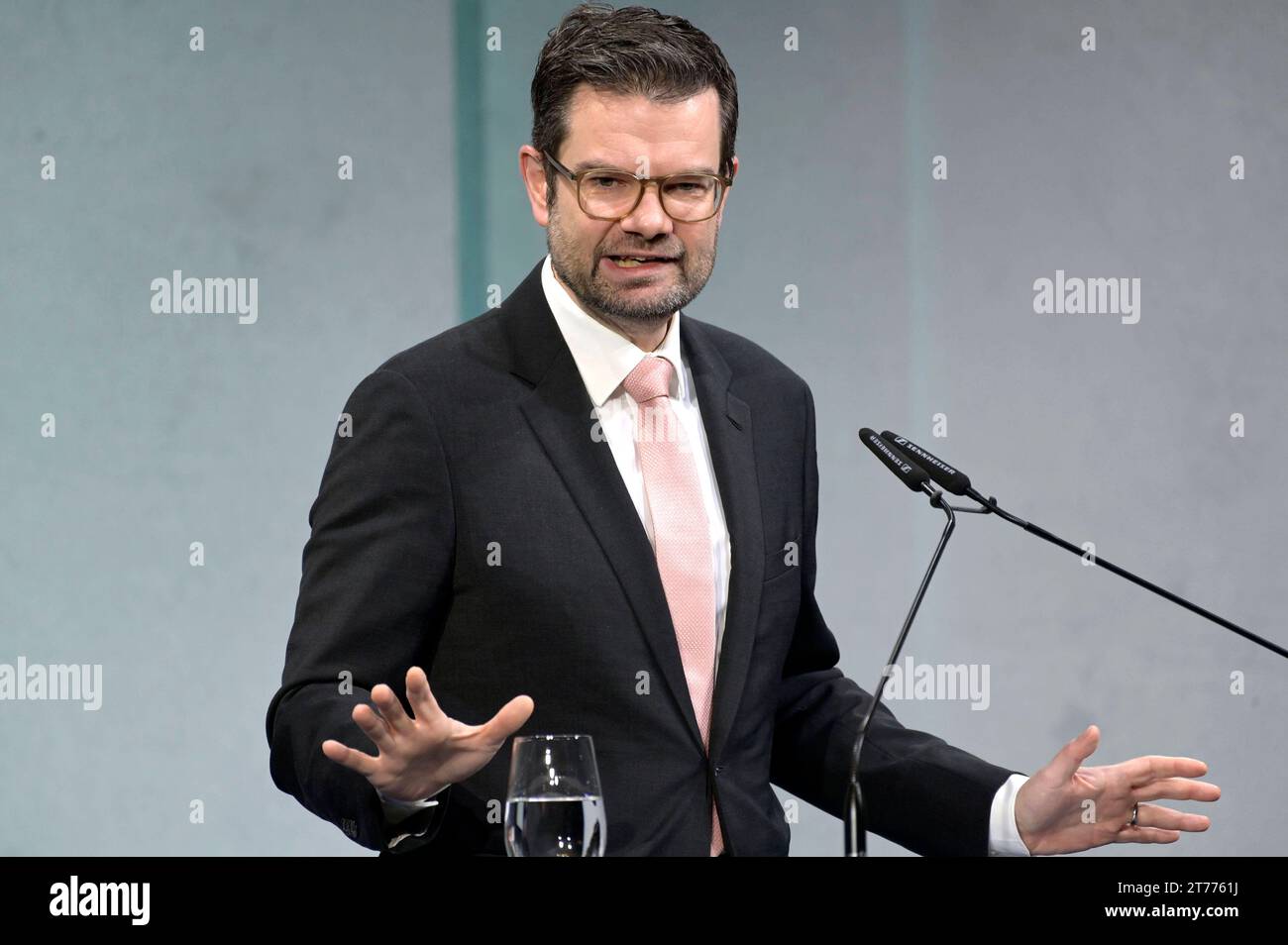 Marco Buschmann beim 17. Wirtschaftsgipfel der Süddeutschen Zeitung im Hotel Adlon. Berlino, 14.11.2023 *** Marco Buschmann al 17 Business Summit del Süddeutsche Zeitung all'Hotel Adlon Berlin, 14 11 2023 foto:XF.xKernx/xFuturexImagex buschmann 3116 credito: Imago/Alamy Live News Foto Stock