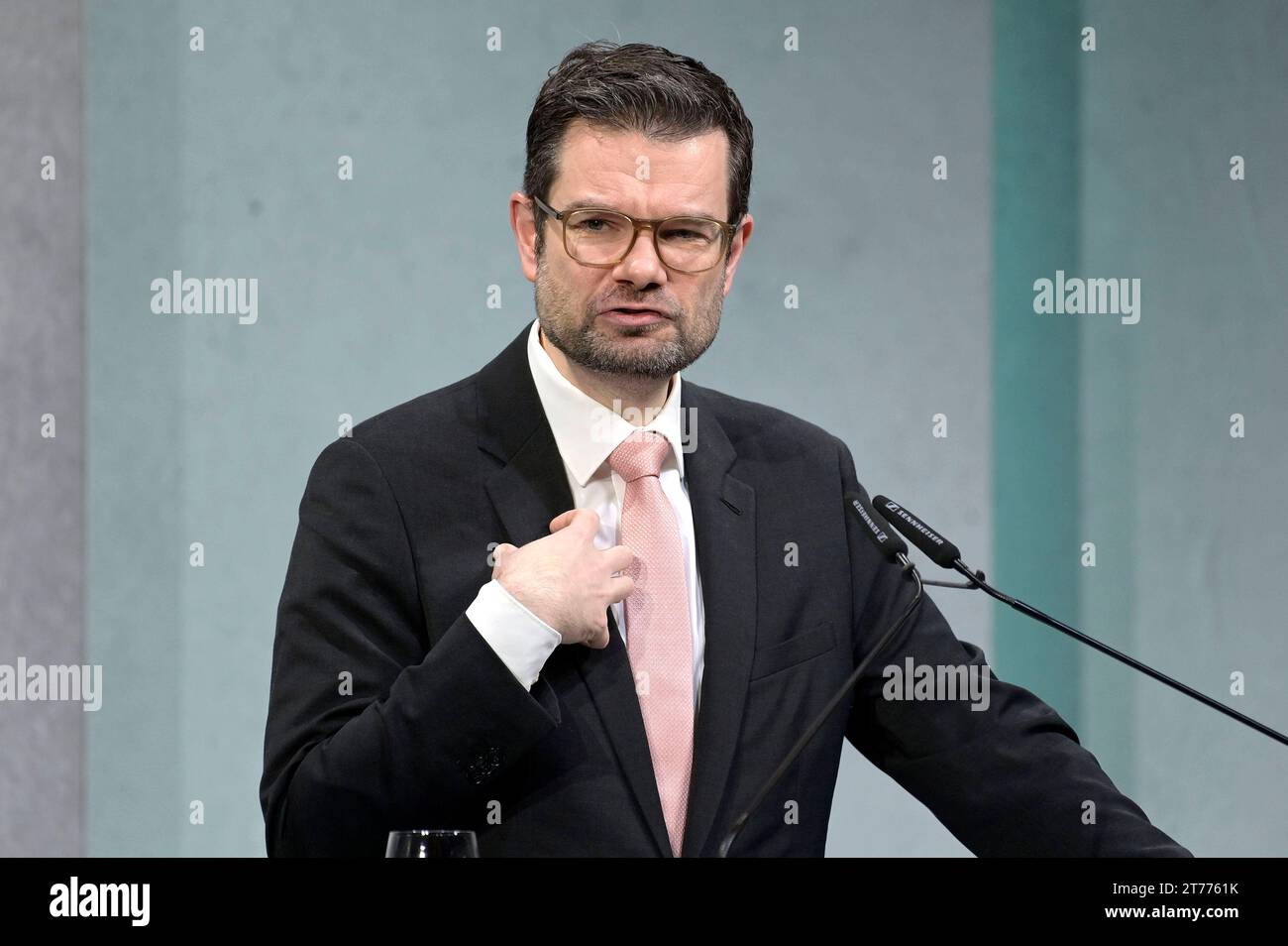 Marco Buschmann beim 17. Wirtschaftsgipfel der Süddeutschen Zeitung im Hotel Adlon. Berlino, 14.11.2023 *** Marco Buschmann al 17 Business Summit del Süddeutsche Zeitung all'Hotel Adlon Berlin, 14 11 2023 foto:XF.xKernx/xFuturexImagex buschmann 3117 credito: Imago/Alamy Live News Foto Stock