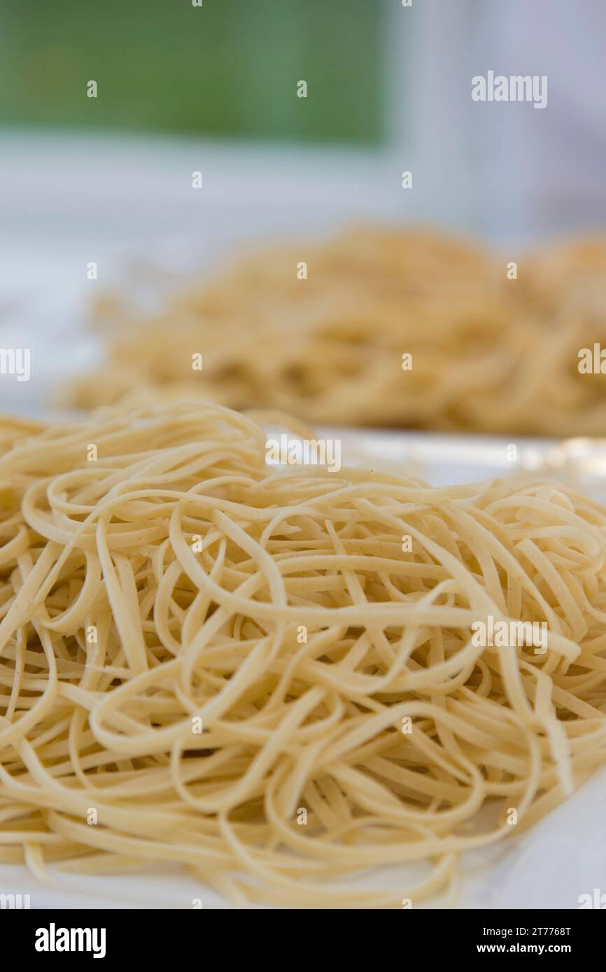 Due cumuli di freschi pasta Foto Stock