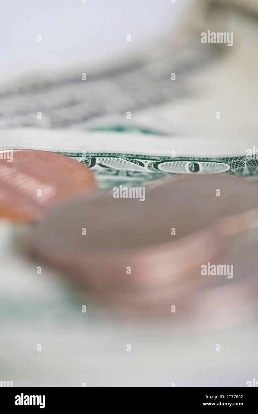 Un US dollar nota e monete sparse Foto Stock