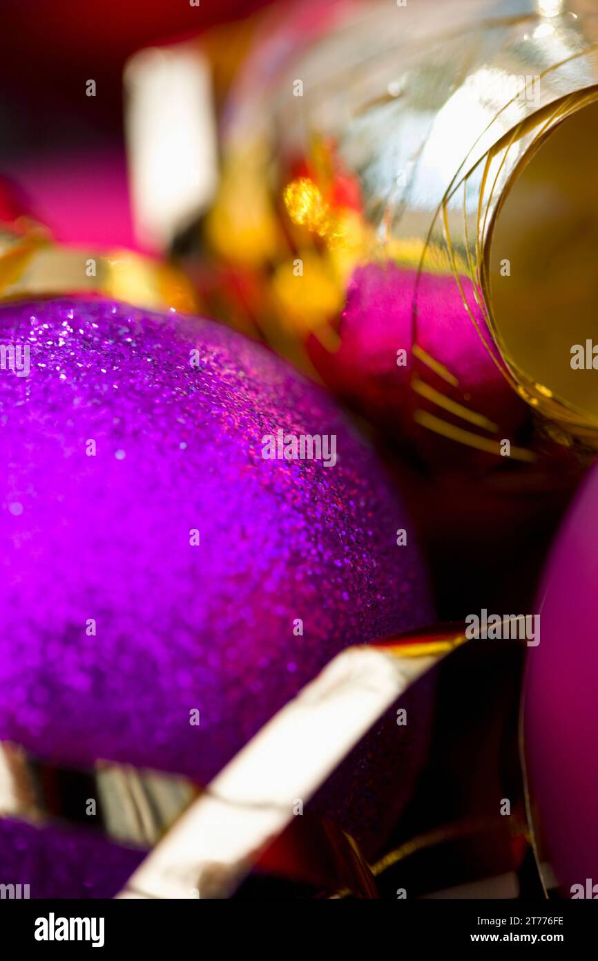 Extreme close up di un viola natale Pallina e un nastro d'oro Foto Stock