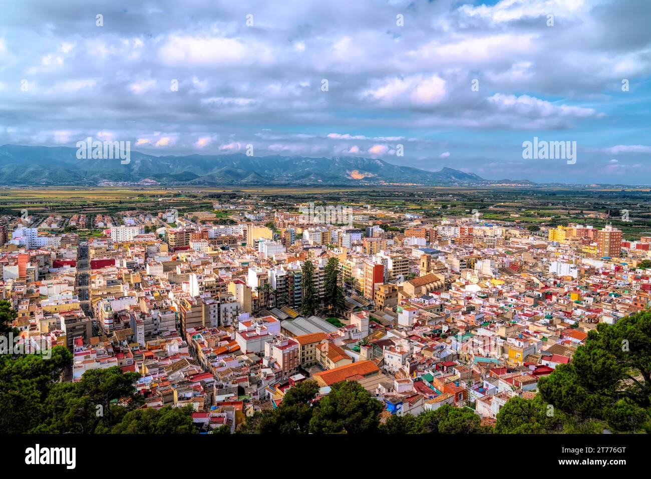 Città spagnola di Cullera, Spagna, vista delle strade e degli edifici dal castello con vista sulle montagne Foto Stock