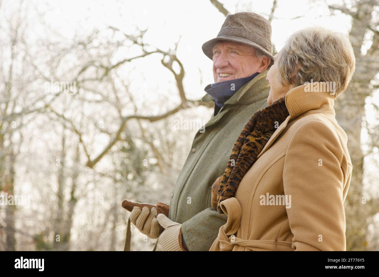 Coppia matura passeggiate nel parco Foto Stock