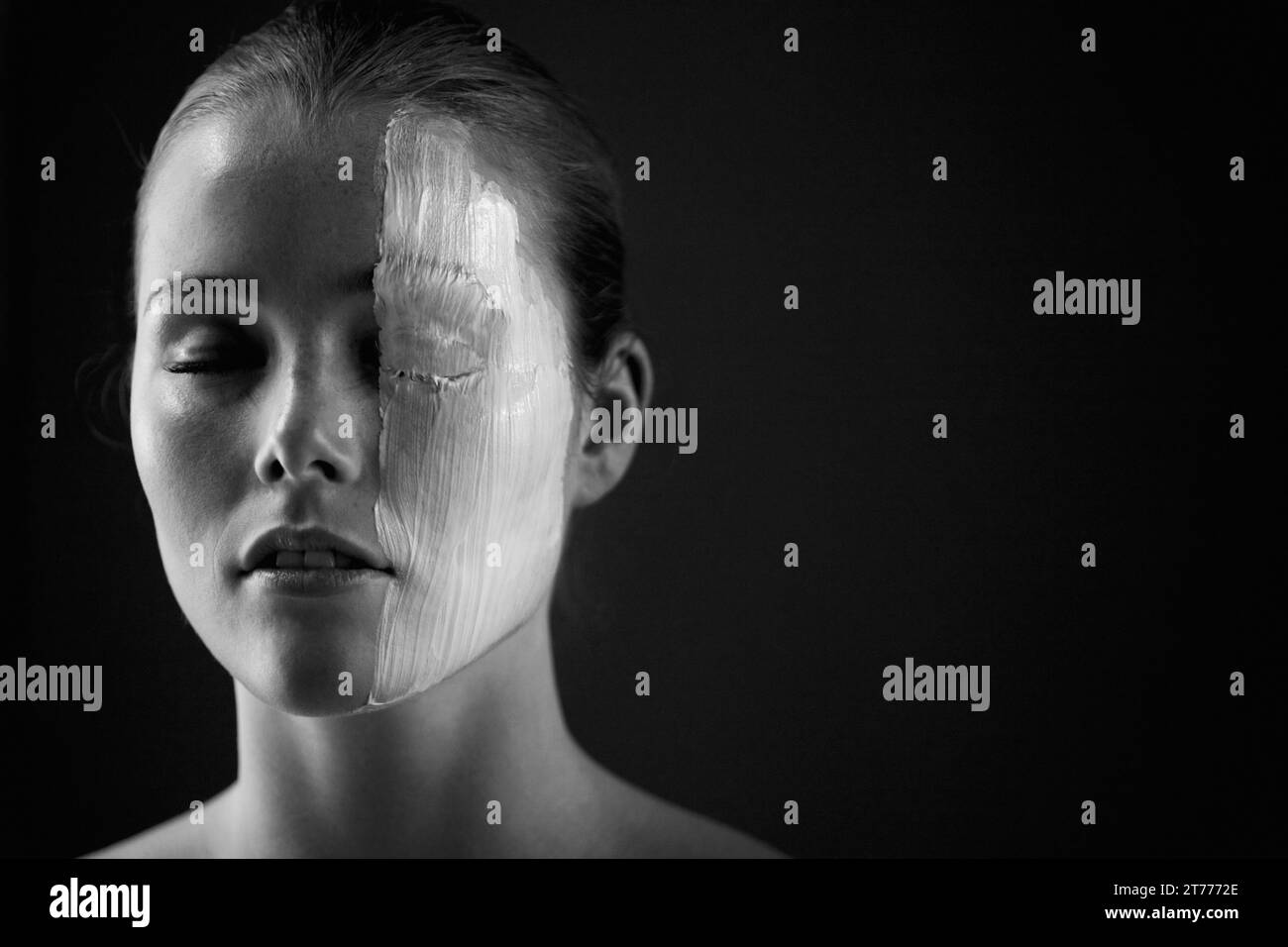 Donna con maschera di bellezza sul viso Foto Stock