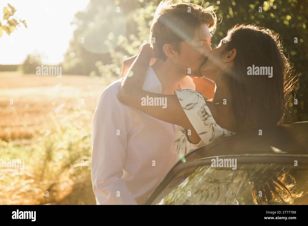 Giovane baciare in un campo Foto Stock