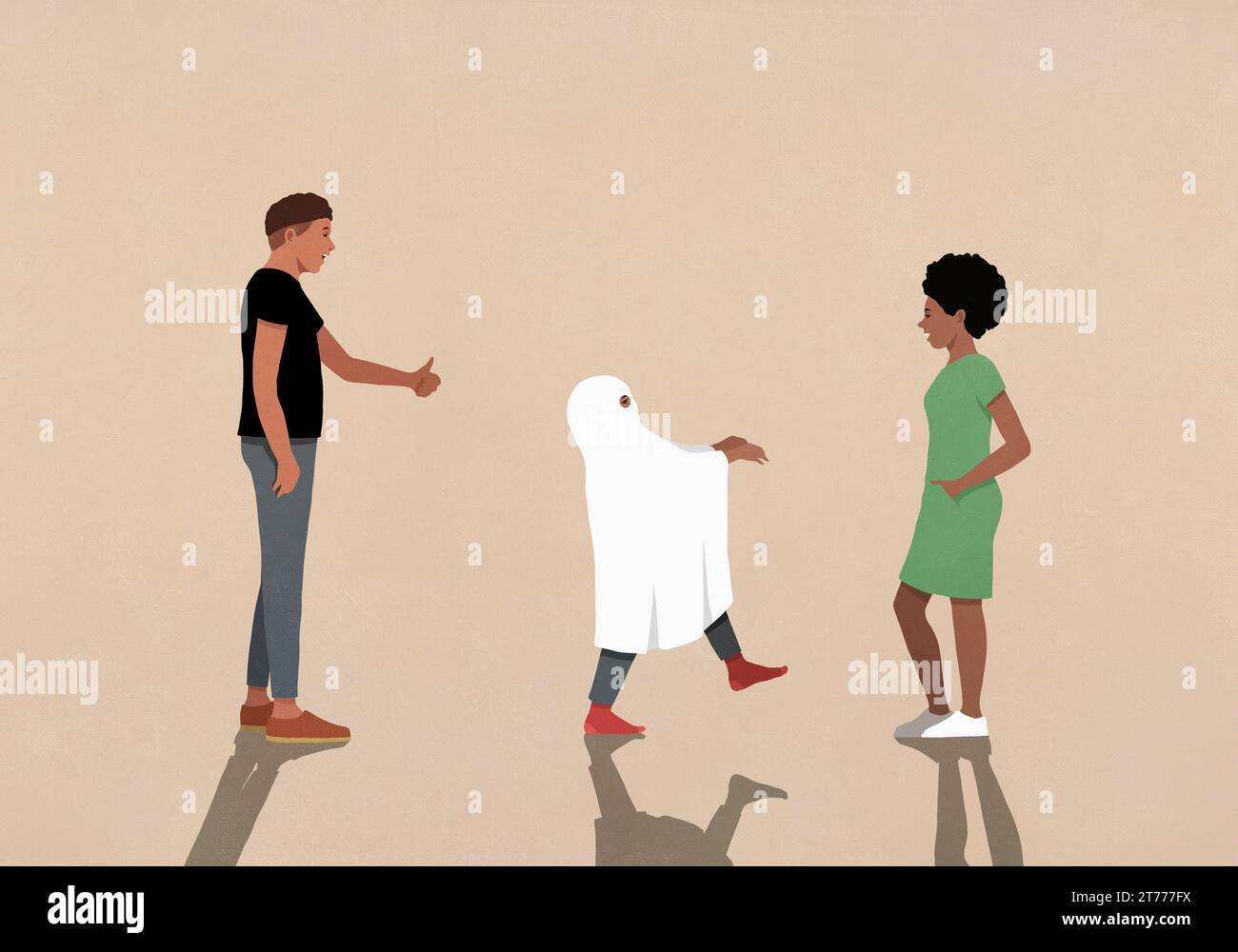 I genitori guardano la figlia giocare in costume fantasma Foto Stock