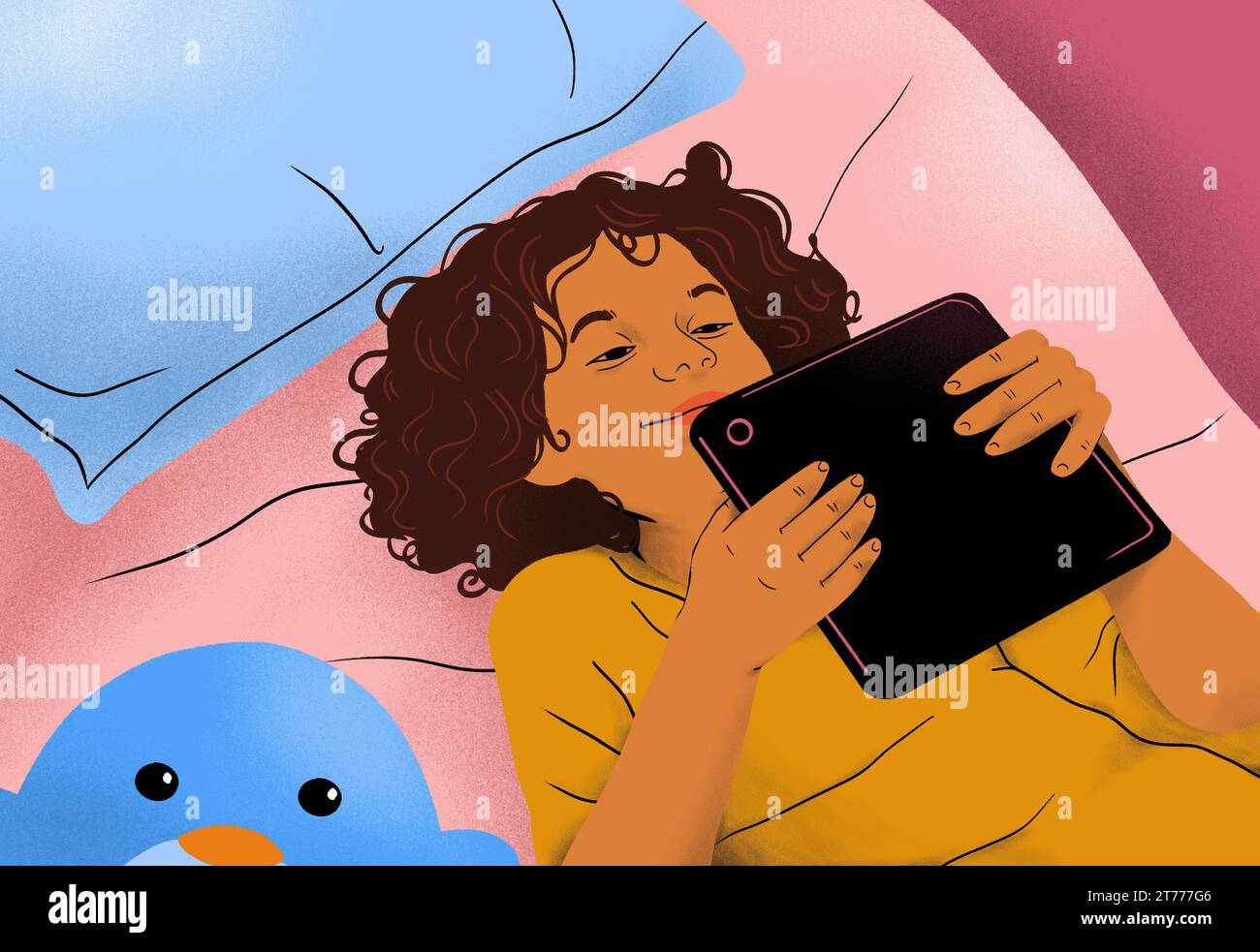Guarda dall'alto la ragazza felice che sta sdraiata, utilizzando un tablet digitale sul letto di casa Foto Stock