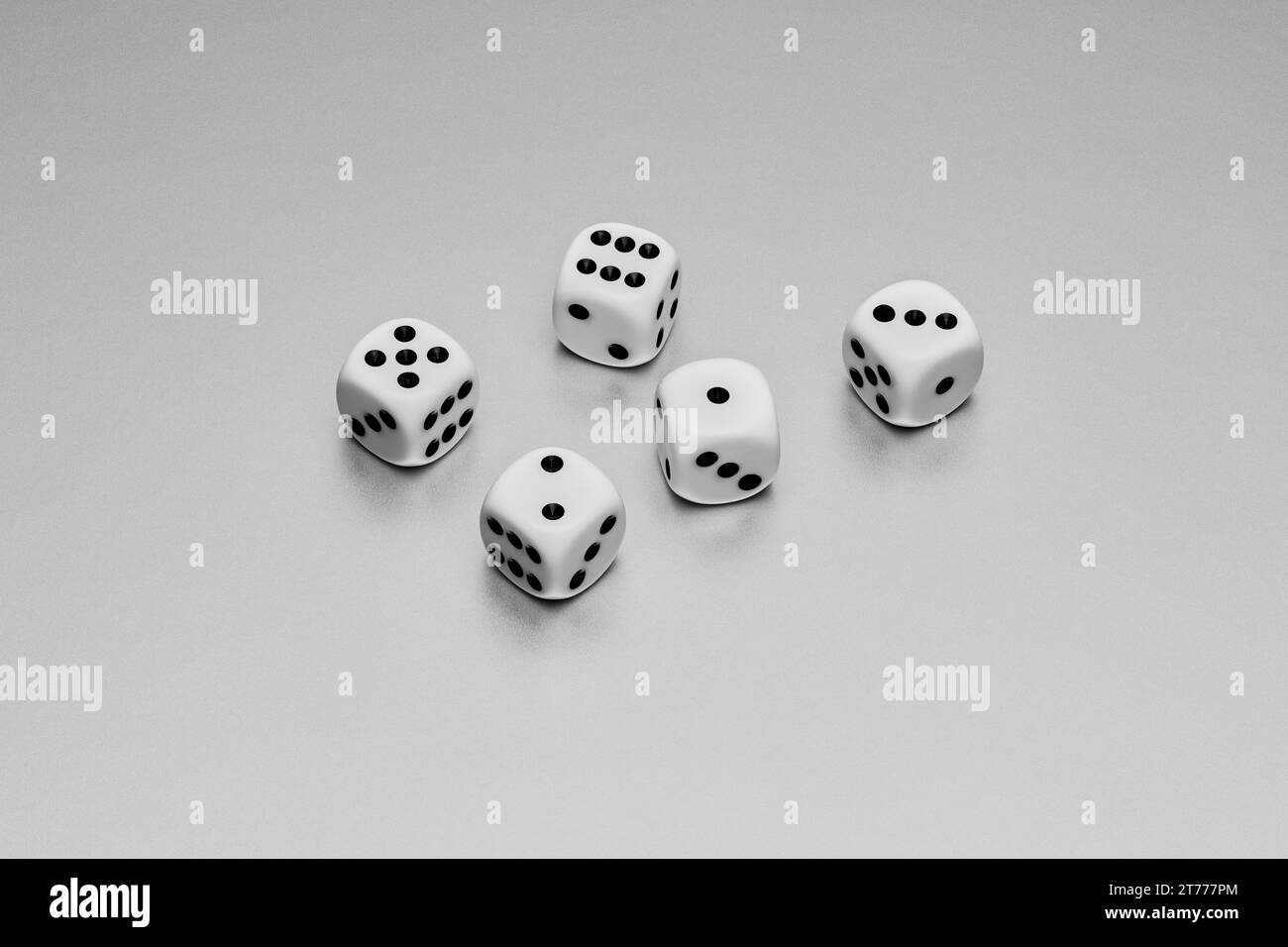 STILL Life cinque dadi bianchi e neri su sfondo bianco Foto Stock
