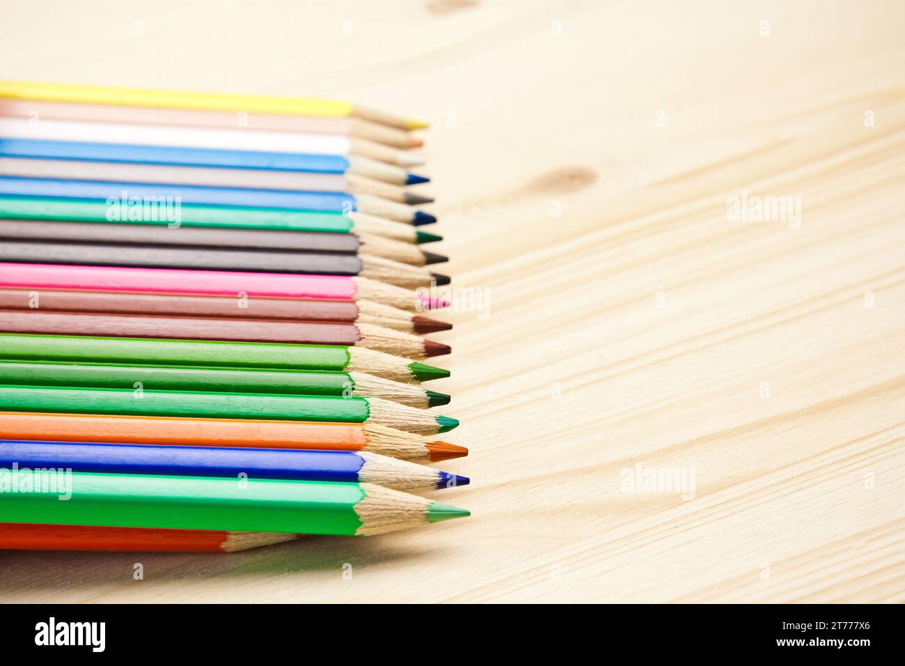 primo piano di molte matite di colori diversi su un tavolo di legno Foto Stock