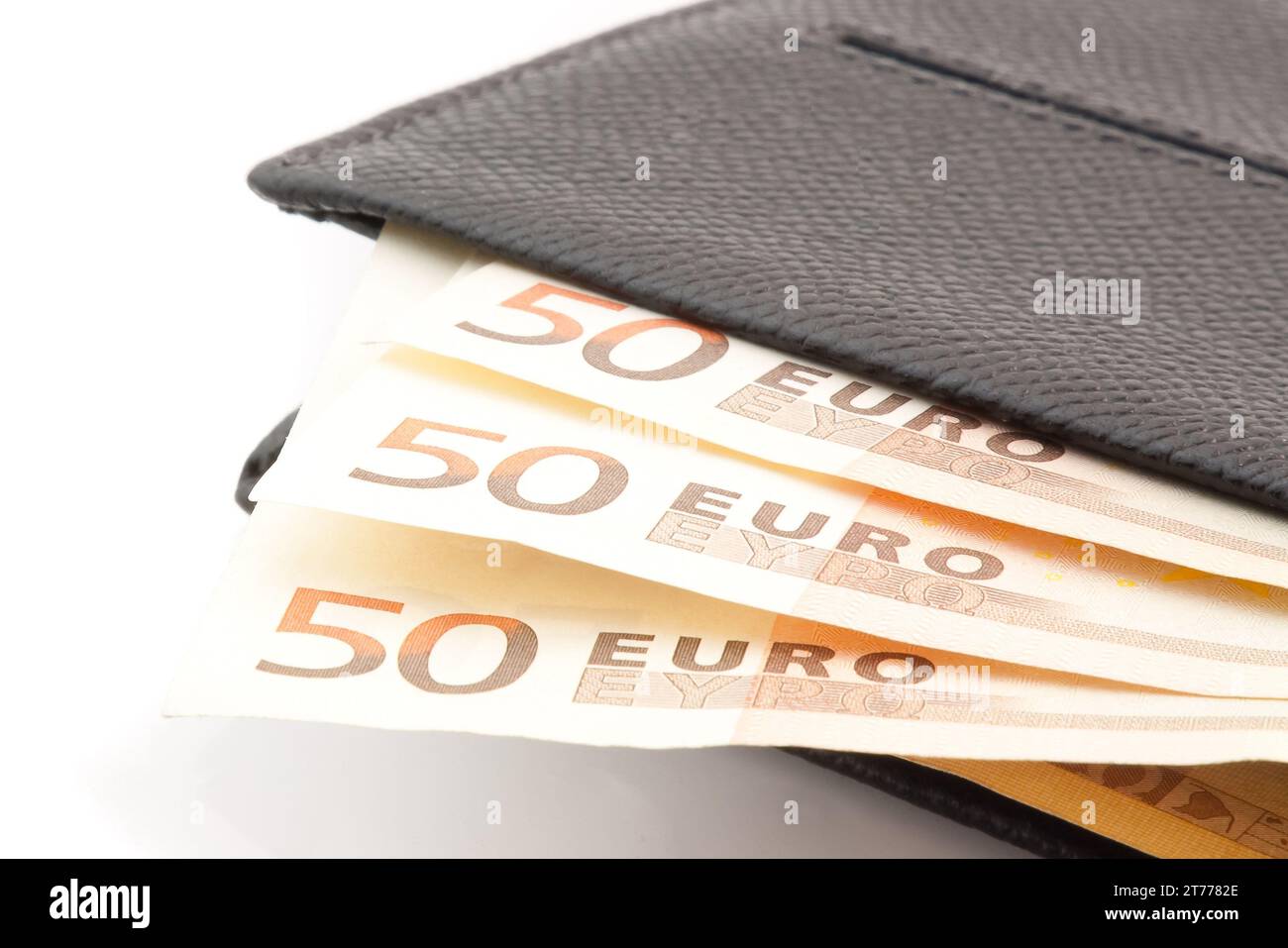 dettaglio di 50 banconote in euro in portafoglio in pelle su fondo bianco Foto Stock