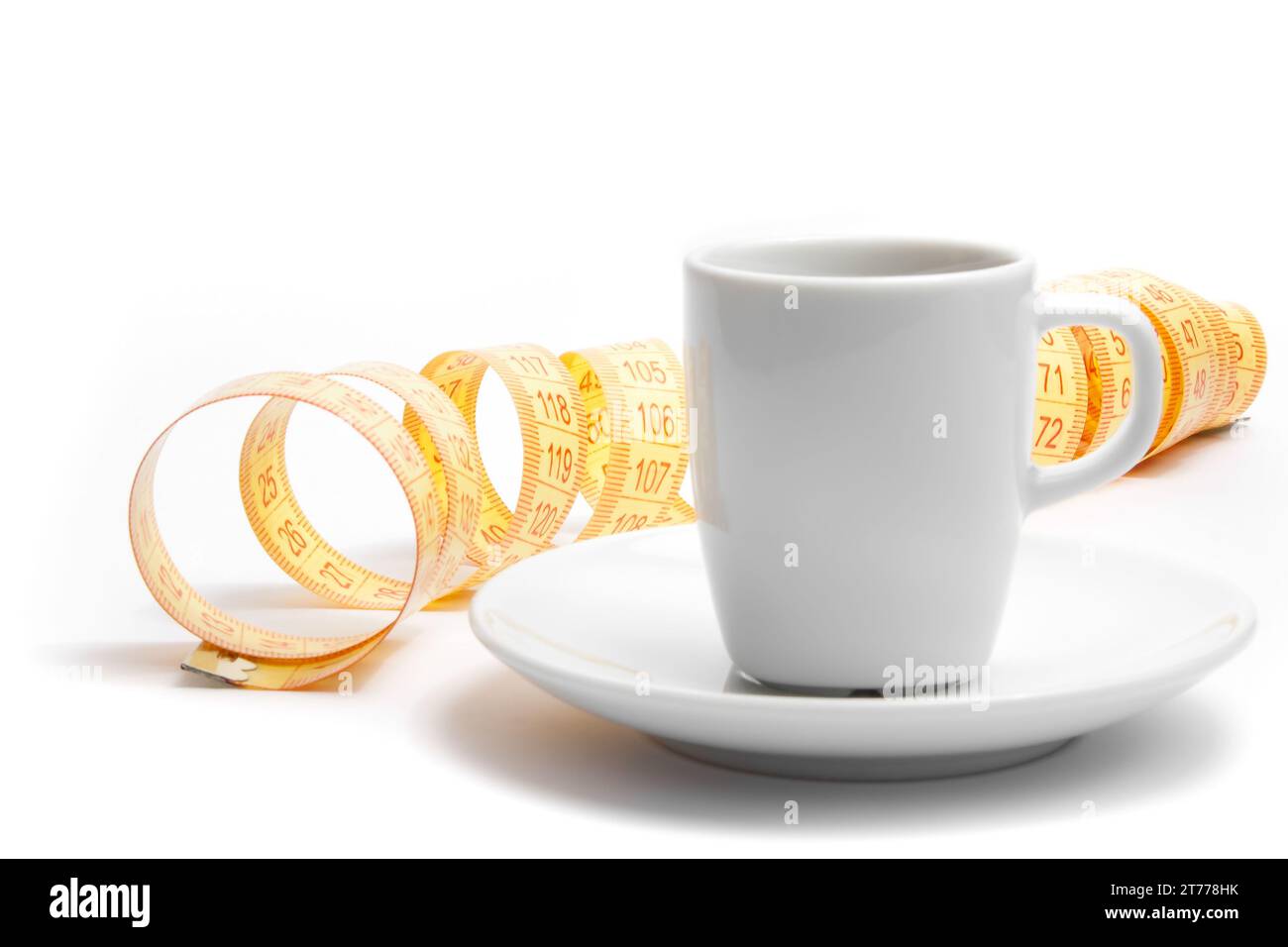 tazza di caffè con metro a nastro su sfondo bianco Foto Stock