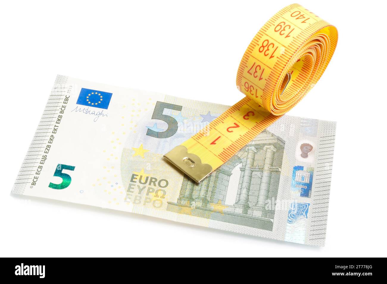 rotolo di metro su una nuova banconota da cinque euro su fondo bianco Foto Stock