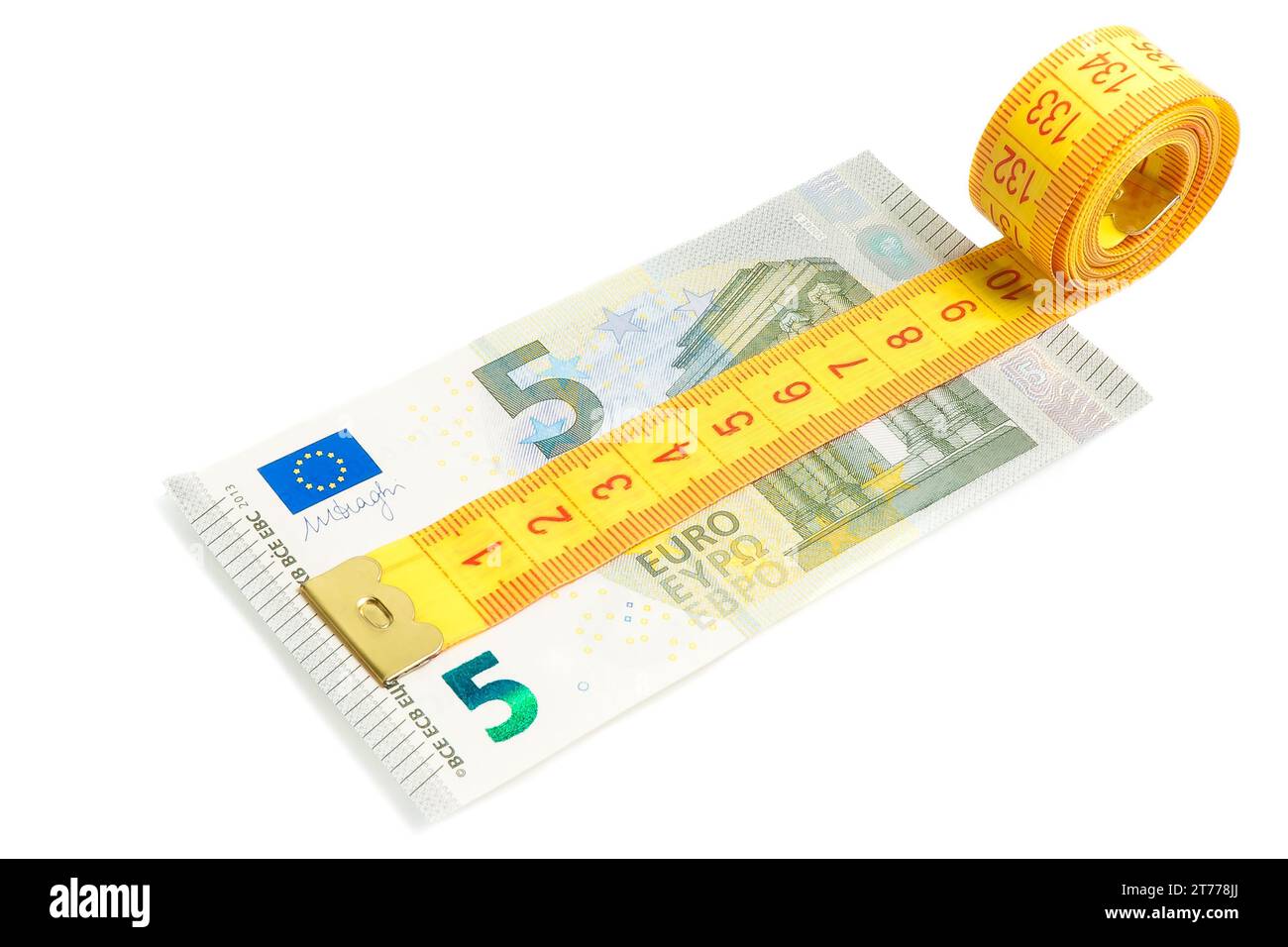 nastro di misurazione su una nuova banconota da cinque euro su sfondo bianco Foto Stock