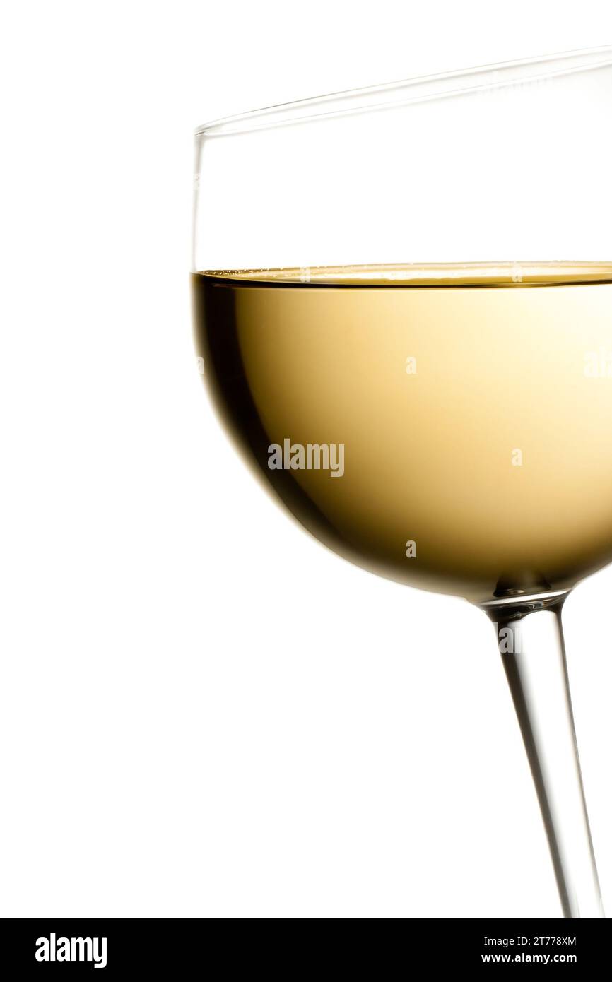 bicchiere di vino bianco inclinato con spazio per il testo su sfondo bianco Foto Stock