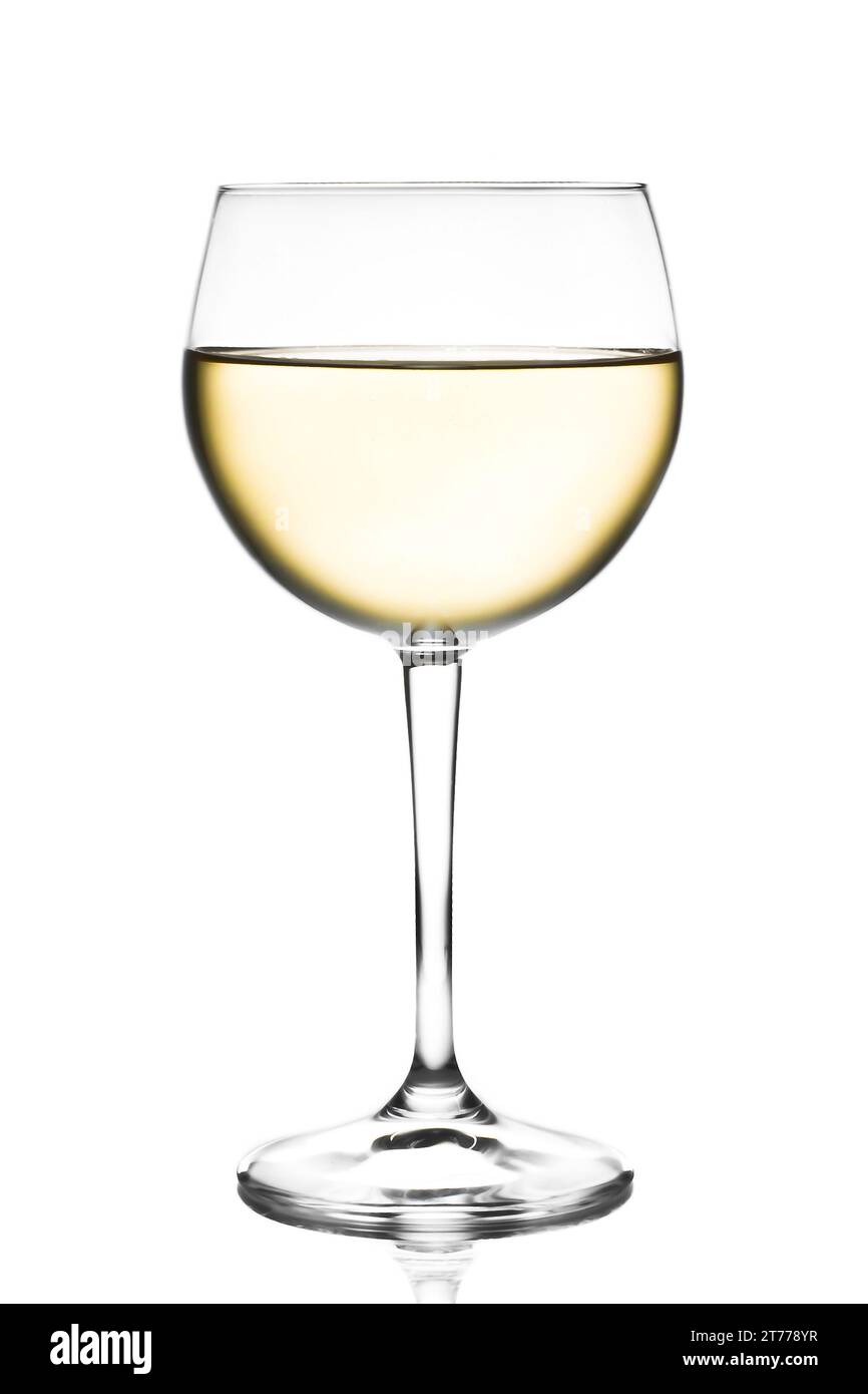 bicchiere di vino bianco su sfondo bianco Foto Stock