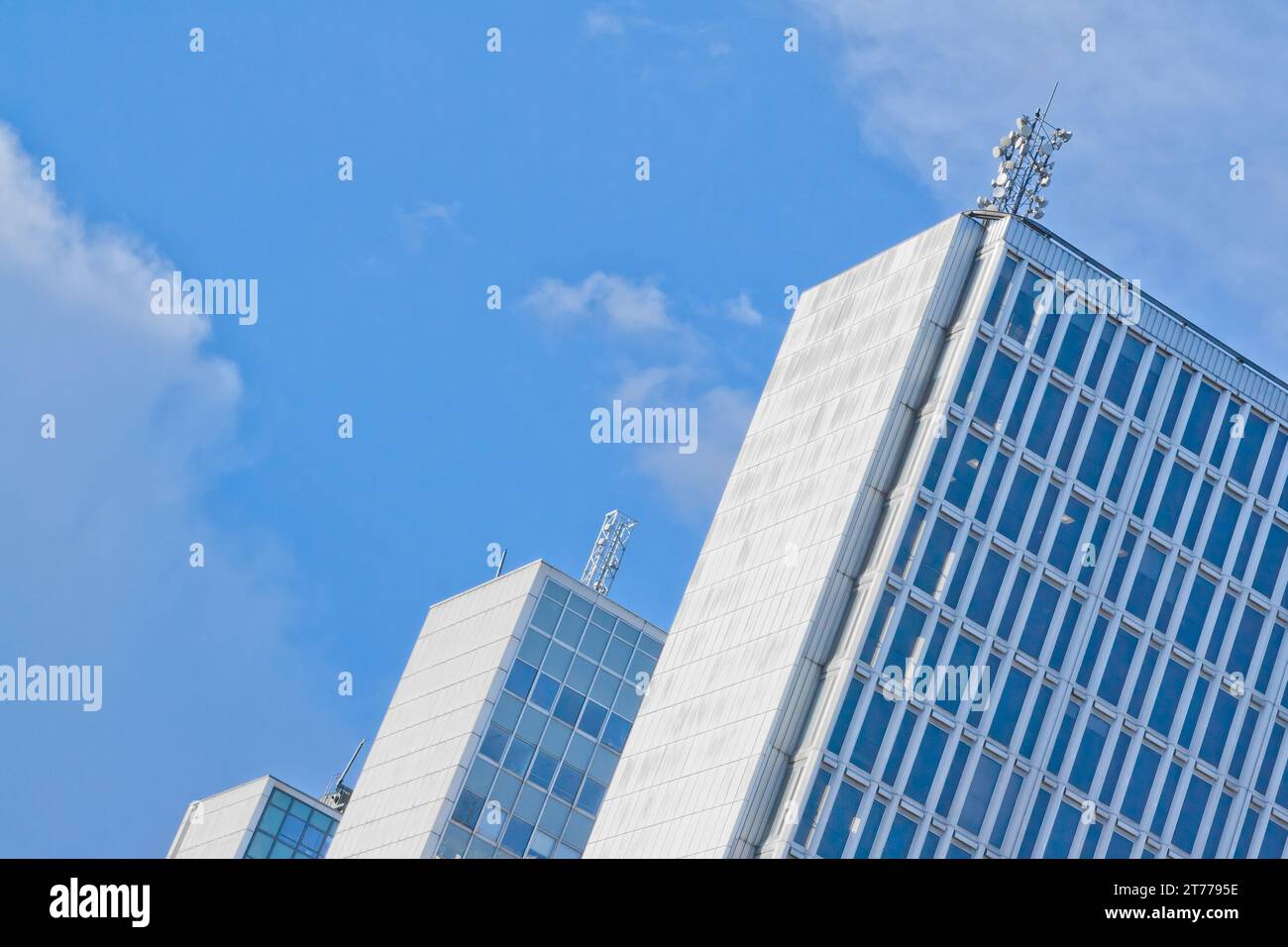 grattacieli sotto un cielo blu Foto Stock