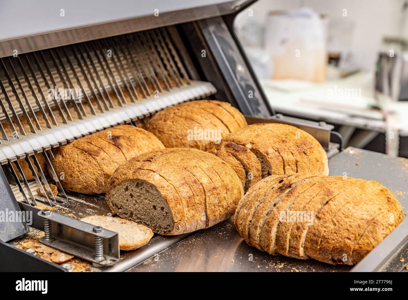 Macchina per affettare il pane nella linea di produzione di prodotti da  forno Foto stock - Alamy