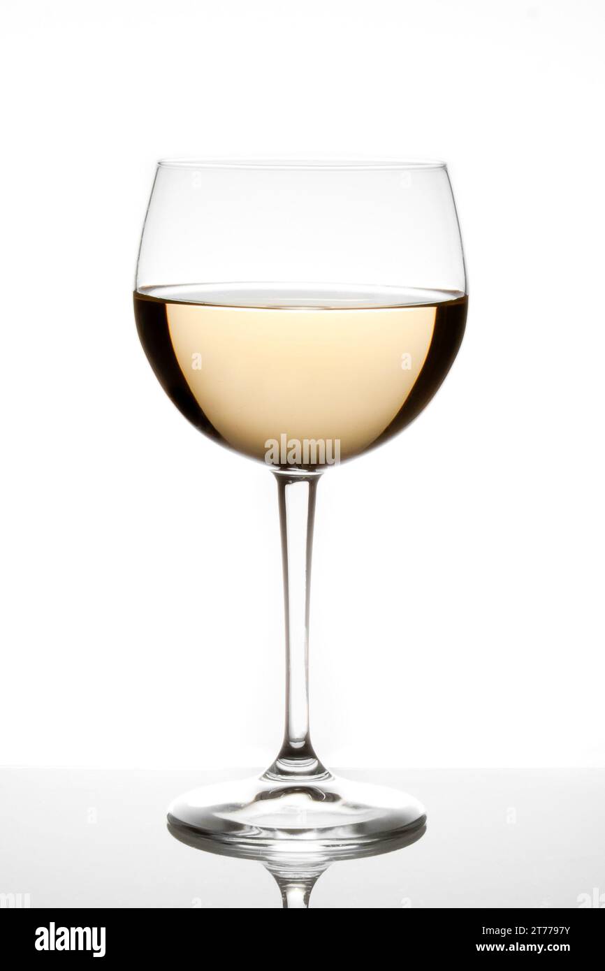 bicchiere di vino bianco su tavolo metallizzato Foto Stock