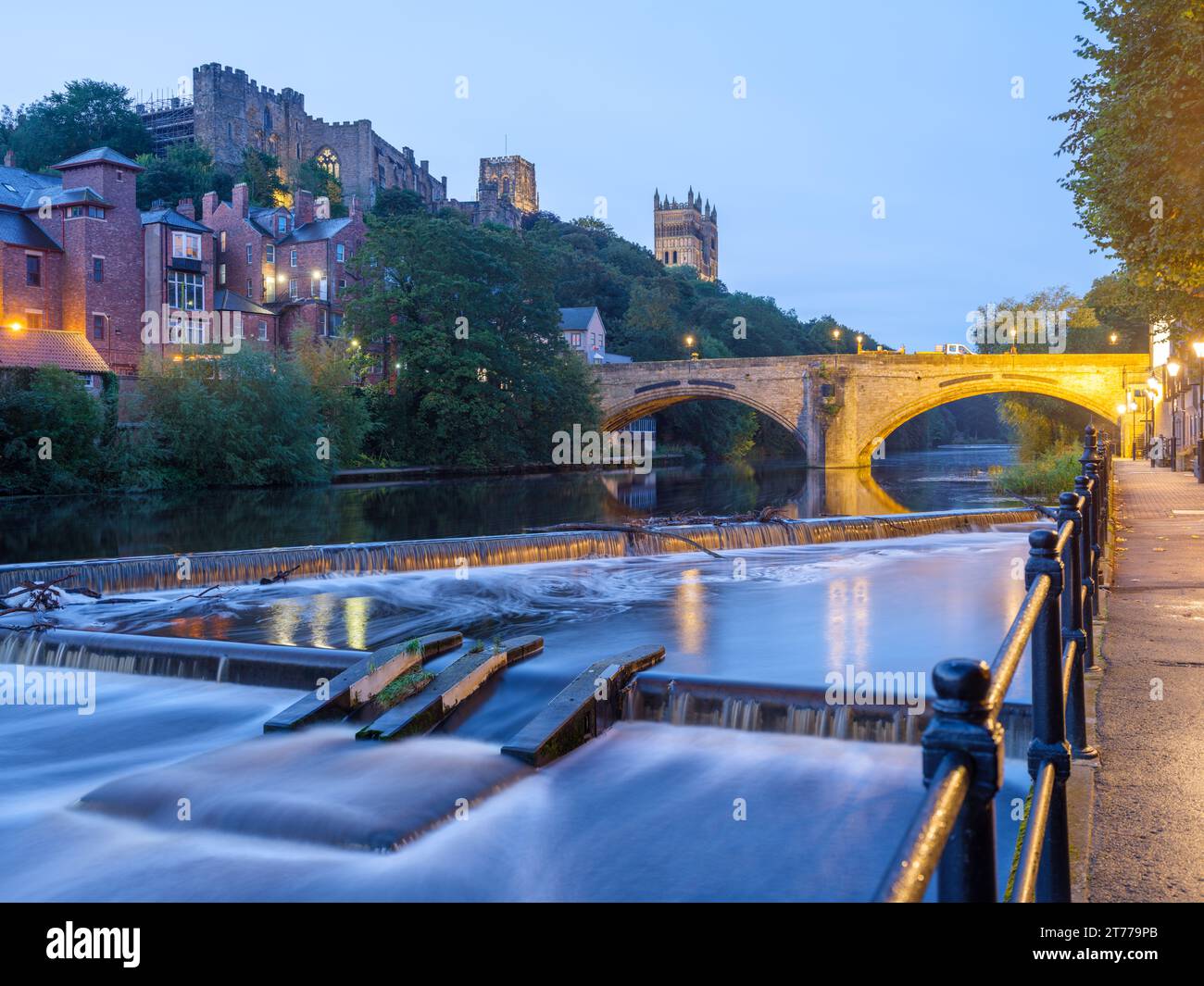 Weir e Framwellgate Bridge a Durham, contea di Durham con la cattedrale di Durham alle spalle. L'otturatore lento viene utilizzato su River Wear per un'atmosfera invernale Foto Stock