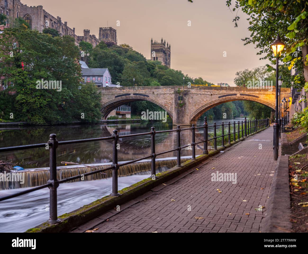 Framwellgate Bridge e Durham Cathedra dal lungofiume all'alba in una mattina autunnale. Foto Stock