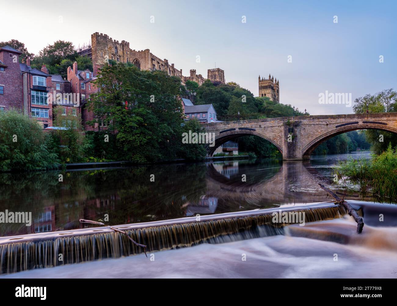 Ripresa a lunga esposizione e angolo basso della diga a Durham durante l'ora blu mattutina. Cattedrale sullo sfondo Foto Stock